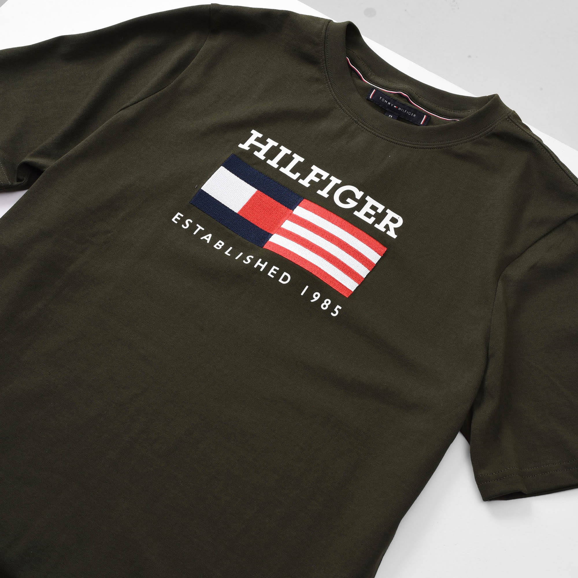 TOMMY HILFIGER AMERICANA FLAG T-SHIRT - OLIVE
