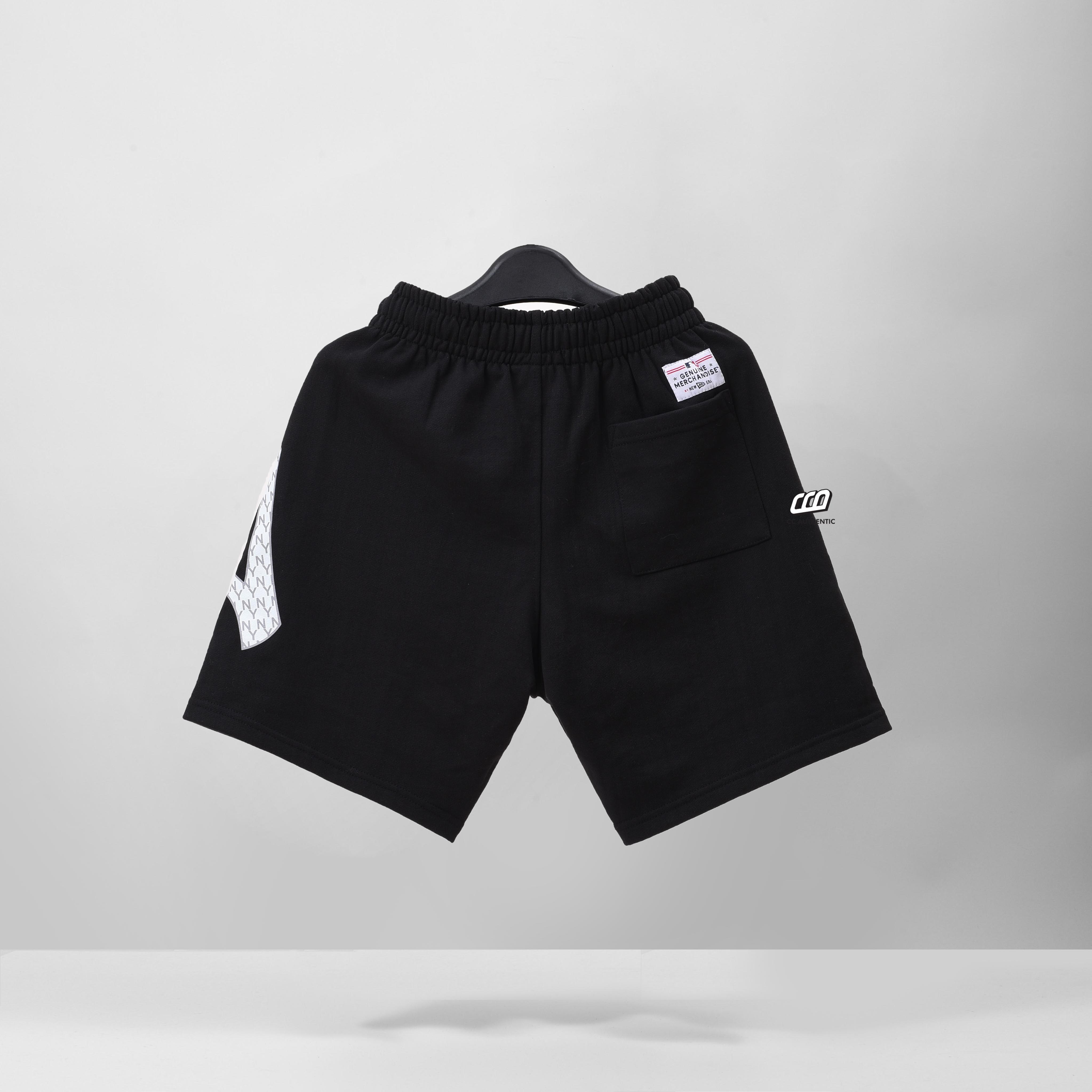 NEW ERA BIG LOGO MONOGRAM SHORT - BLACK