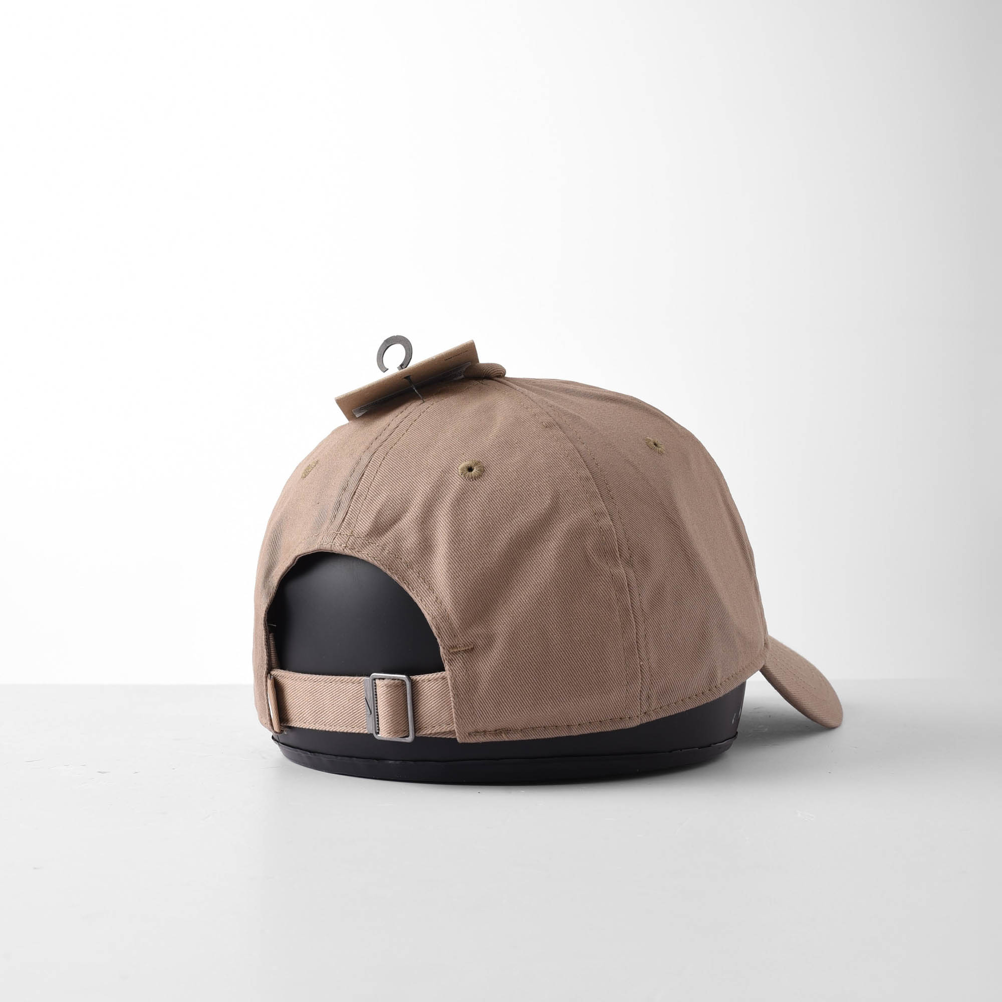 NIKE LINE SWOOSH CAP - SAND